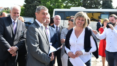 Delegace vlády při prohlídce areálu bývalého podniku Dehtochema a Brněnské papírny.