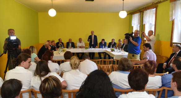 Předseda vlády Bohuslav Sobotka hovořil se zaměstnanci Stodské nemocnice, 19. července 2016.