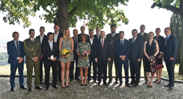 Premiér Sobotka se setkal se zástupci Českého olympijského výboru a s medailisty z letošních olympijských her, 13. září 2016.