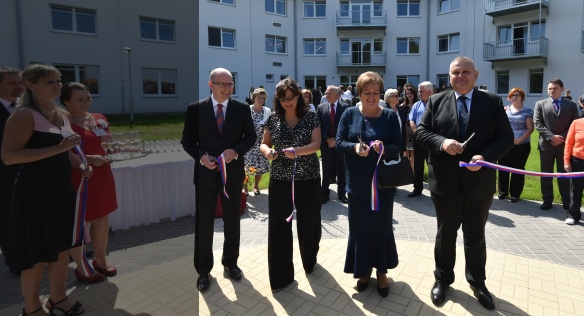 Předseda vlády Bohuslav Sobotka slavnostně otevřel Domov seniorů Uhlířské Janovice, 21. srpna 2015.