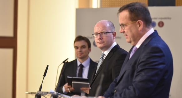 Předseda vlády Bohuslav Sobotka jednal s ministrem průmyslu a obchodu Janem Mládkem, 15. listopadu 2016.