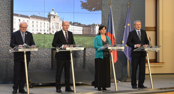 Ministr kultury, předseda vlády, ministryně práce a sociálních věcí a ministr obrany na tiskové konferenci po jednání vlády, 5. října 2016.