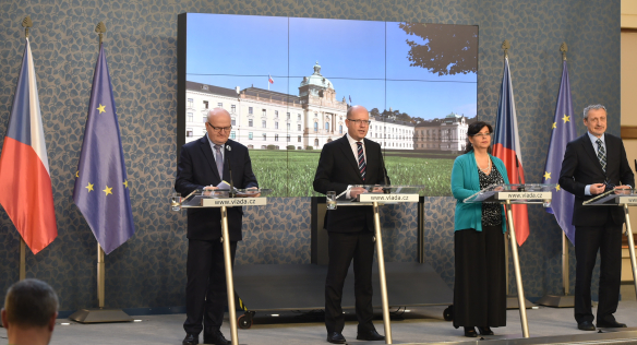 Ministr kultury, předseda vlády, ministryně práce a sociálních věcí a ministr obrany na tiskové konferenci po jednání vlády, 5. října 2016.