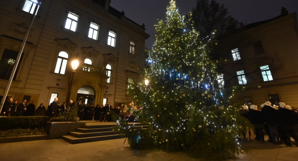 Premiér Sobotka spolu se zaměstnanci Úřadu vlády rozsvítili vánoční strom, 8. prosince 2015.