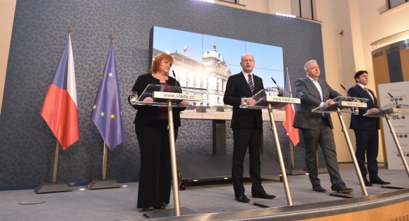 Premiér Bohuslav Sobotka se setkal s ministrem vnitra Chovancem, vedením a zástupci odborů České pošty, 16. prosince 2016.