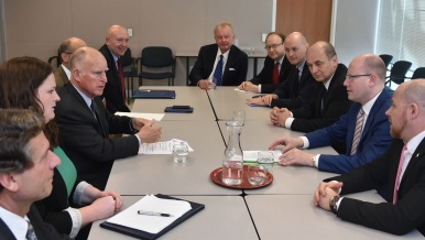 Premiér Bohuslav Sobotka se setkal s guvernérem státu Kalifornie Edmundem Geraldem "Jerry" Brownem, 4. dubna 2016.