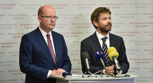 Tisková konference po bilanční schůzce premiéra Sobotky s ministrem spravedlnosti Pelikánem, 11. září 2017.