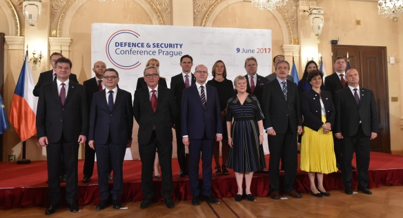 Společné foto účastníků Pražské konference o obraně a bezpečnosti DESCOP, 9. června 2017.