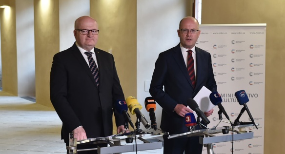 Tisková konference po bilanční schůzce premiéra Sobotky s ministrem kultury Hermanem, 26. července 2017.