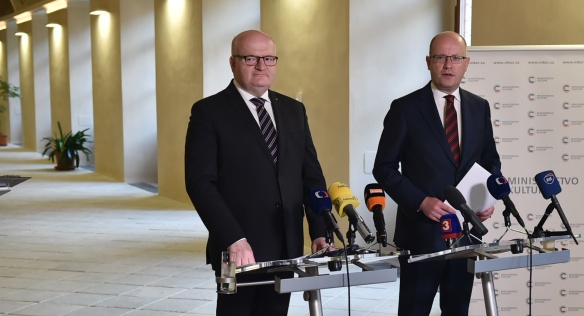 Tisková konference po bilanční schůzce premiéra Sobotky s ministrem kultury Hermanem, 26. července 2017.