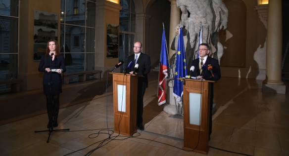 Tisková konference premiéra Sobotky a ministra zahraničních věcí Zaorálka k závěrům jednání s českými velvyslanci, 10. listopadu 2015.