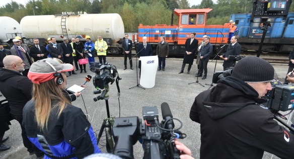 Předseda vlády Bohuslav Sobotka se zúčastnil odplombování vlaku s první dodávkou nafty z německého Kraillingu, 14. října 2016.