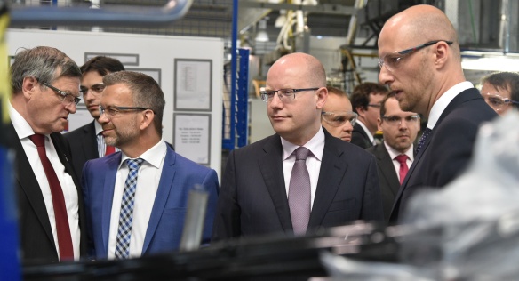 Předseda vlády Bohuslav Sobotka navštívil společnost Cooper Standard Automotive, 26. července 2016.