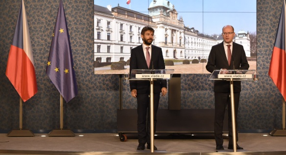 Předseda vlády Bohuslav Sobotka jednal s ministrem spravedlnosti Robertem Pelikánem, 21. listopadu 2016.