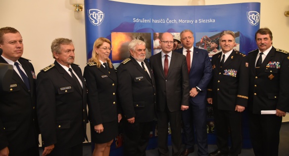 Premiér Sobotka spolu s ministrem vnitra Chovancem navštívil sídlo Sdružení hasičů Čech, Moravy a Slezska, 14. června 2016.