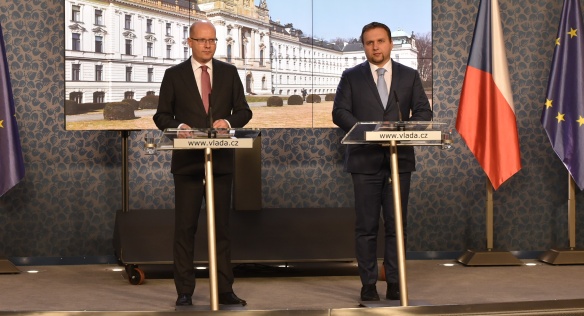 Předseda vlády Bohuslav Sobotka jednal s ministrem zemědělství Marianem Jurečkou, 22. listopadu 2016.