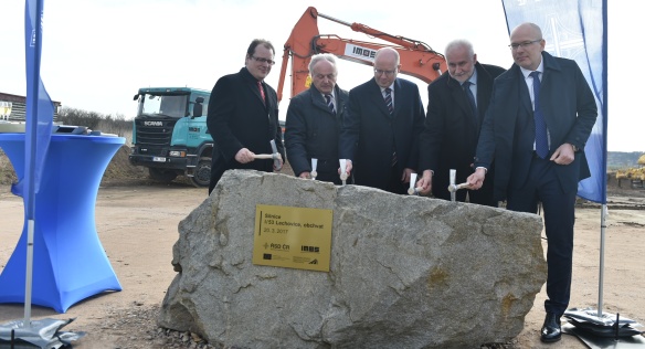 Předseda vlády Bohuslav Sobotka se zúčastnil zahájení výstavby obchvatu Lechovic, 20. března 2017.
