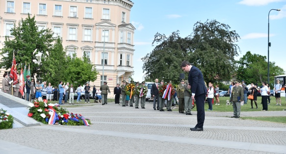 Vedoucí Úřadu vlády ČR Radek Augustin uctil položením věnce u památníku II. odboje v Praze na Klárově památku obětí, 8. května 2018.