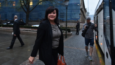 Ministryně financí Alena Schillerová před Úřadem vlády při odjezdu na návštěvu Karlovarského kraje.