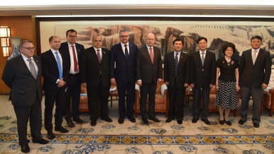 Předseda vlády Bohuslav Sobotka jednal s administrátorem Čínského úřadu pro civilní letectví Feng Zhenglin, 16. června 2016.