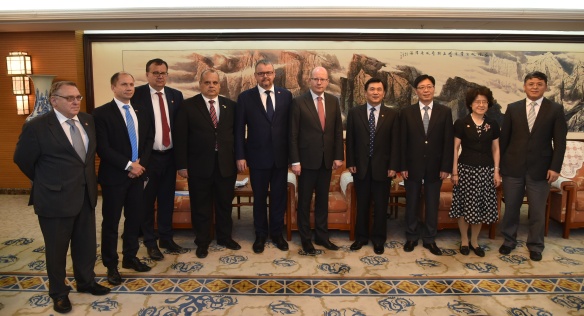 Předseda vlády Bohuslav Sobotka jednal s administrátorem Čínského úřadu pro civilní letectví Feng Zhenglin, 16. června 2016.