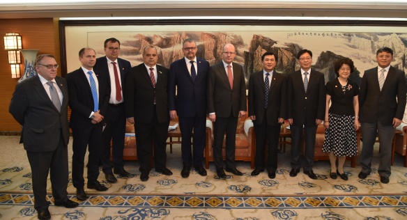 Předseda vlády Bohuslav Sobotka jednal s administrátorem Čínského úřadu pro civilní letectví Feng Zhenglin, 16. června 2016.