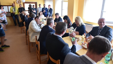 Členové vlády jednaní se zástupci Zemědělského družstva v Senožatech.