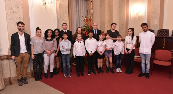 Předseda vlády Bohuslav Sobotka předal ceny ve výtvarné soutěži „Nejlepší vánoční dárek“, 15. prosince 2015.
