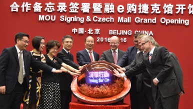 Předseda vlády Bohuslav Sobotka jednal s předsedou ICBC Jiang Jianqing, 16. června 2016.