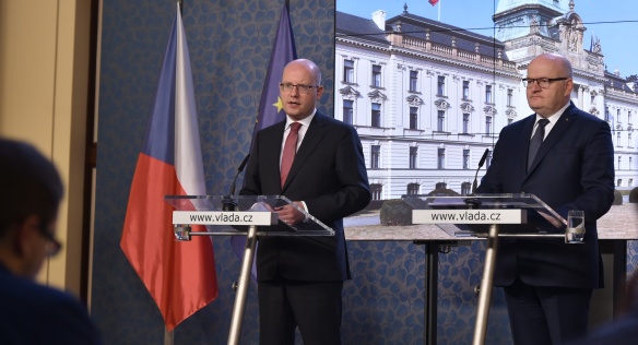 Předseda vlády Bohuslav Sobotka jednal s ministrem kultury Danielem Hermanem, 24. listopadu 2016.