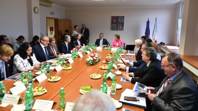Jednání ministrů a ministryň s radními kraje na Krajském úřadě Karlovarského kraje.