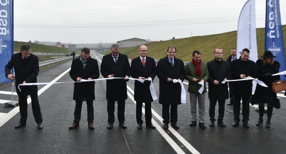 Předseda vlády Bohuslav Sobotka ve středu 16. prosince 2015 otevřel nový obchvat kolem města Chrudim, 16. prosince 2015.