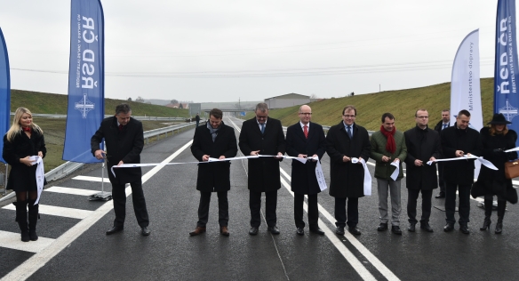 Předseda vlády Bohuslav Sobotka ve středu 16. prosince 2015 otevřel nový obchvat kolem města Chrudim, 16. prosince 2015.