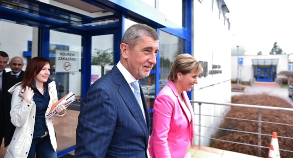 Předseda vlády Andrej Babiš s hejtmankou Karlovarského kraje Janou Vildumetzovou před budovou kraje, 16. dubna 2018. 