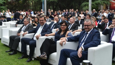 Premiéra Sobotku na návštěvě Pekingu doprovázeli ministryně práce a sociálních věcí, ministr dopravy a ministr průmyslu a obchodu, 16. června 2016. 