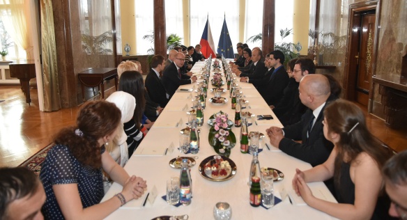 Premiér Sobotka se 17. listopadu 2015 setkal s dobrovolníky a zástupci organizací a církví.