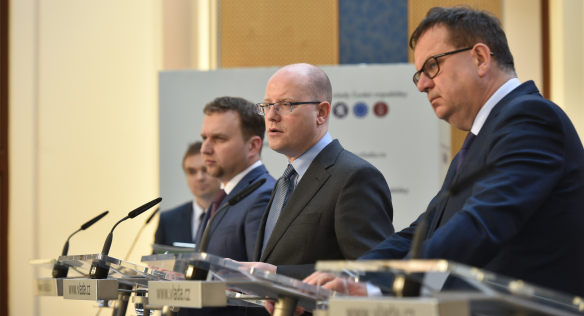 Ministr zemědělství Jurečka, premiér Sobotka a ministr průmyslu a obchodu Mládek na tiskové konferenci po jednání vlády 11. dubna 2016.
