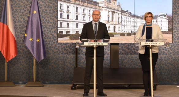 Předseda vlády Bohuslav Sobotka jednal s ministryní pro místní rozvoj Karlou Šlechtovou, 25. listopadu 2016.