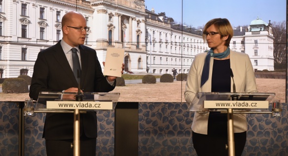 Předseda vlády Bohuslav Sobotka jednal s ministryní pro místní rozvoj Karlou Šlechtovou, 25. listopadu 2016.