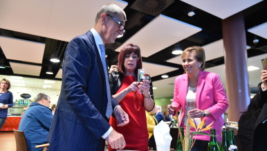 Předseda vlády Andrej Babiš při návštěvě Karlovarské krajské nemocnice dostal jako dárek krabičku poslední záchrany.