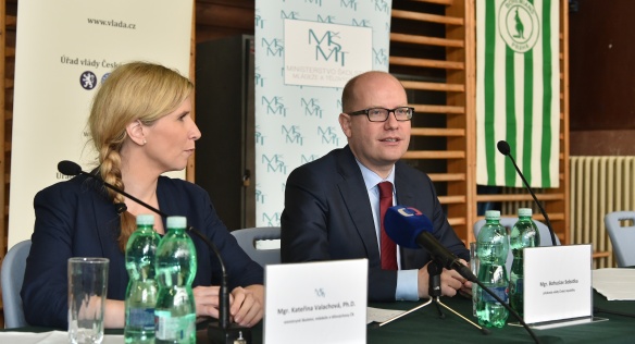 Setkání premiéra Sobotky a ministryně školství, mládeže a tělovýchovy Valachové se zástupci sportovních organizací, 15. března 2016.