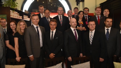 Předseda vlády Bohuslav Sobotka se setkal se zástupci Home Credit China, 18. června 2016.