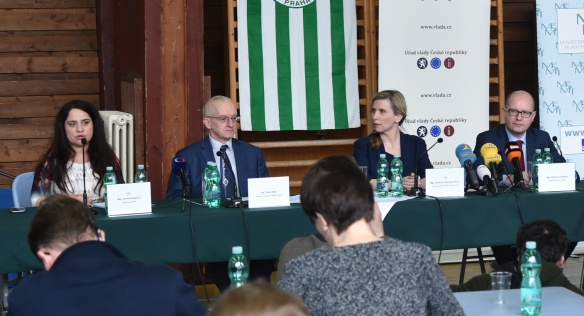 Setkání premiéra Sobotky a ministryně školství, mládeže a tělovýchovy Valachové se zástupci sportovních organizací, 15. března 2016.