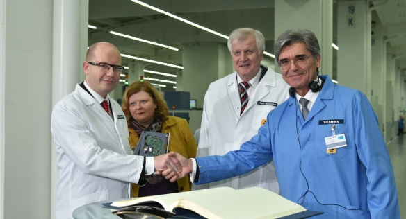 Předseda vlády Bohuslav Sobotka navštívil v německém Ambergu digitální závod společnosti Siemens, 13. ledna 2016. 