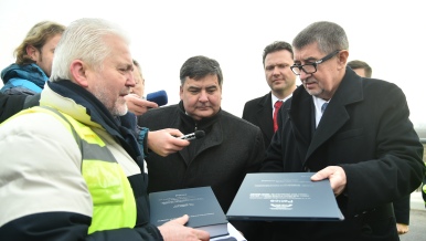 Převzetí petice s podpisy 15 000 lidí na místě výstavby dálnice D49.