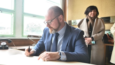 Ministr školství, mládeže a tělovýchovy Robert Plaga se podepsal do pamětní knihy.
