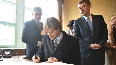 Ministr zdravotnictví Adam Vojtěch se podepsal do pamětní knihy.