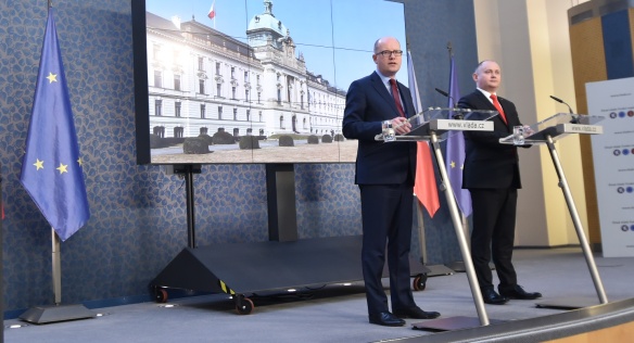 Tisková konference po jednání vlády s Asociací krajů ČR 16. března 2016.