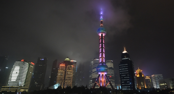 Město Šanghaj v noci, 22. listopadu 2015.