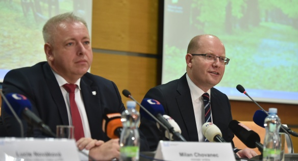 Předseda vlády Bohuslav Sobotka navštívil Centrum proti terorismu a hybridním hrozbám, 27. ledna 2017.